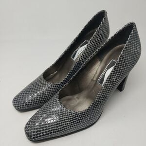 Caressa Chunk Black Heels. Size 10M.